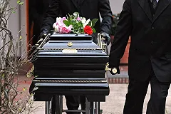 Работник якутского кладбища раскопал могилу и взял из гроба iPhone