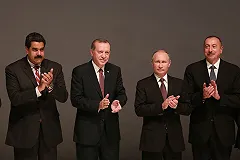 Политологи: Запад пытается опустить Россию в допетровскую эпоху