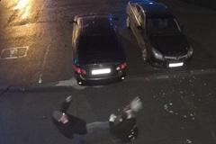 В Свердловской области пьяный хулиган решил устроить драку и разбил чужую машину