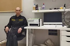 Маньяка, убивавшего своих жертв электричеством, заметили работающим охранником в екатеринбургском ТЦ