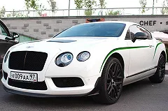 Александра Кокорина поймали в Москве за езду по встречке на Bentley