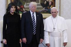Видео с Трампом, нежно берущим Папу Римского за руку, взрывает соцсети