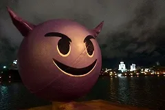 Художники превратили каменный шар у Театра драмы в лилового беса