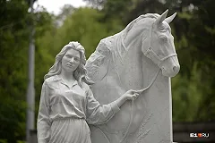 На могиле дочери вице-президента РМК, погибшей в ДТП с квадроциклами, установили роскошный памятник