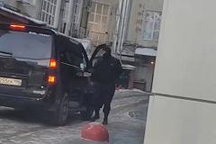 В Екатеринбурге четверо мужчин в масках затолкали девушку в машину