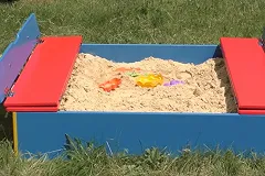 Неадекватный подросток разгромил детскую площадку в Екатеринбурге