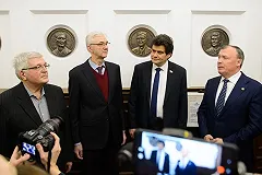 Барельеф Ройзмана* в мэрии дополнили табличкой «Иностранный агент»