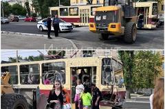 В Екатеринбурге трактор врезался в трамвай