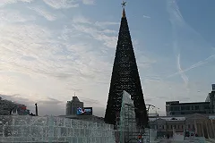 Ёлка в ледовом городке Екатеринбурга признана одной из самых высоких в стране