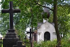 На кладбищах Екатеринбурга выявлены нелегальные магазины-вагончики
