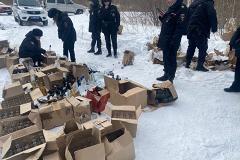 «Это отрава»: жители Широкой речки обнаружили свалку контрафактного алкоголя