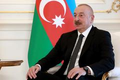 Алиев принял от украинской журналистки шевроны ВСУ