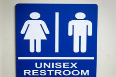 Обама предписал школам пускать трансгендеров в желаемые туалеты