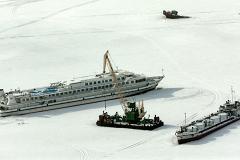 В Якутии во льдах Лены зажало паром с пассажирами и автомобилями