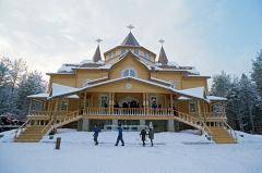 Дед Мороз призвал россиян приезжать к нему летом, чтобы «разгрузить» резиденцию