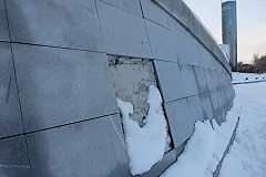 «У вас ус отклеился». Екатеринбуржцы сообщают об отпадающей гранитной облицовке центра