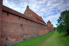 Поток уральских туристов в Европу снизился примерно на треть