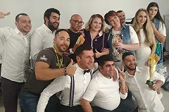 «Здравствуйте, мы стриптизеры, вот и одежду одинаковую купили!»