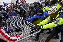 Несколько полицейских попали под следствие после штурма Капитолия