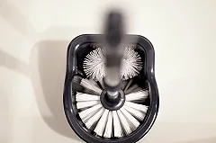 Житель Чечни пробил голову ёршиком, поскользнувшись в туалете