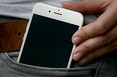 Мужчине, чью куртку случайно выставили на продажу, вернули украденный телефон