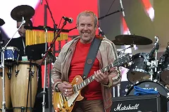 Макаревич сохранил в тайне имена братьев-глистов из новой песни