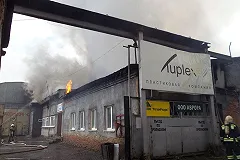 В автосервисе на ВИЗе сгорело дотла несколько машин