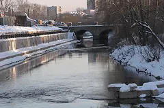 Вандалы сбросили в Исеть в центре Екатеринбурга урны-мусорки