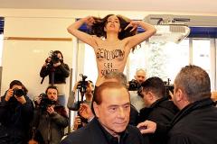 Берлускони не заинтересовала грудь феминистки. В Италии выбирают парламент