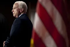 Трамп запретил называть умершего сенатора Маккейна героем