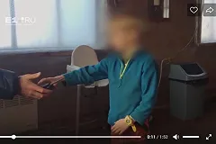 Появилось видео, как ребенок бьет себя током по указке бизнесмена-садиста