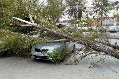 «Оторвало фрагмент»: в Екатеринбурге сильный ветер снёс крышу дома