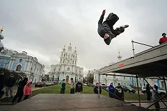 На Урале полиция разыскивает «летающего вора», спрыгнувшего с 3-го этажа