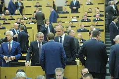 «Хватит сидеть на шее у народа!»: Рунет обрушился на депутата Карелина