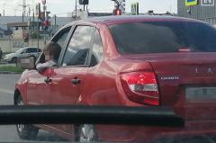 Екатеринбуржцы заметили в автомобиле на водительском сидении ребенка