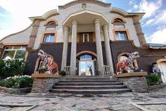 В Екатеринбурге продают шикарный особняк с тиграми