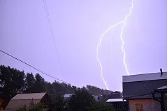 В Пермском крае в грозу погиб мужчина с ребенком на руках