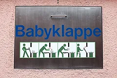 В Екатеринбурге младенец висел на заборе в пакете