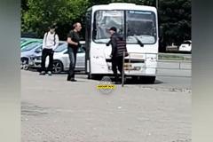 В Свердловской области водитель автобуса подрался с пассажиром посреди дороги