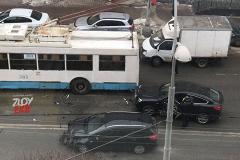 В центре Екатеринбурга столкнулись две легковушки и троллейбус