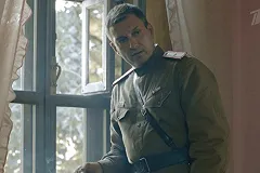 «Пытался открыть дверь в полете». Звезду сериала «По законам военного времени» задержали за дебош
