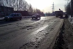 На улице 8 Марта в центре Екатеринбурга провалился асфальт