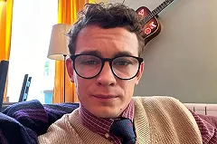 Актёр Никита Кологривый укусил за ногу официантку