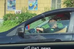 В Екатеринбурге на оживленной дороге за рулём заметили малыша