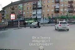 На проспекте Космонавтов парень на электросамокате врезался в машину и уехал с места происшествия