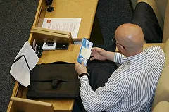 Суд лишил лысого немца бесплатного парика