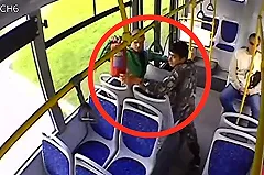 МОАП заявил в полицию на двух парней, стащивших из автобуса огнетушитель