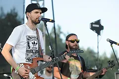 Во время «Ночи музыки» парень выбил окно в трамвае, где пел Noize MC