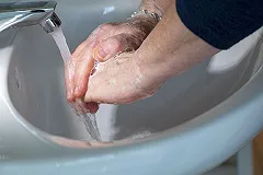 Депутат из-за коронавируса попросил управляющие компании не отключать должникам водоснабжение