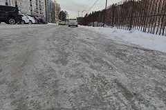 Екатеринбурженка поскользнулась на тротуаре и сломала руку